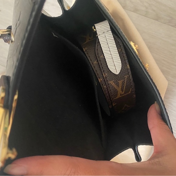 Louis Vuitton Handbag - Picture 4 of 6